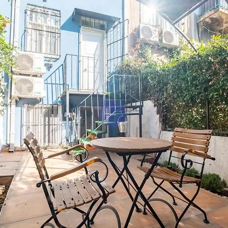Lovely And Flat In Sisli With Backyard Apartment *